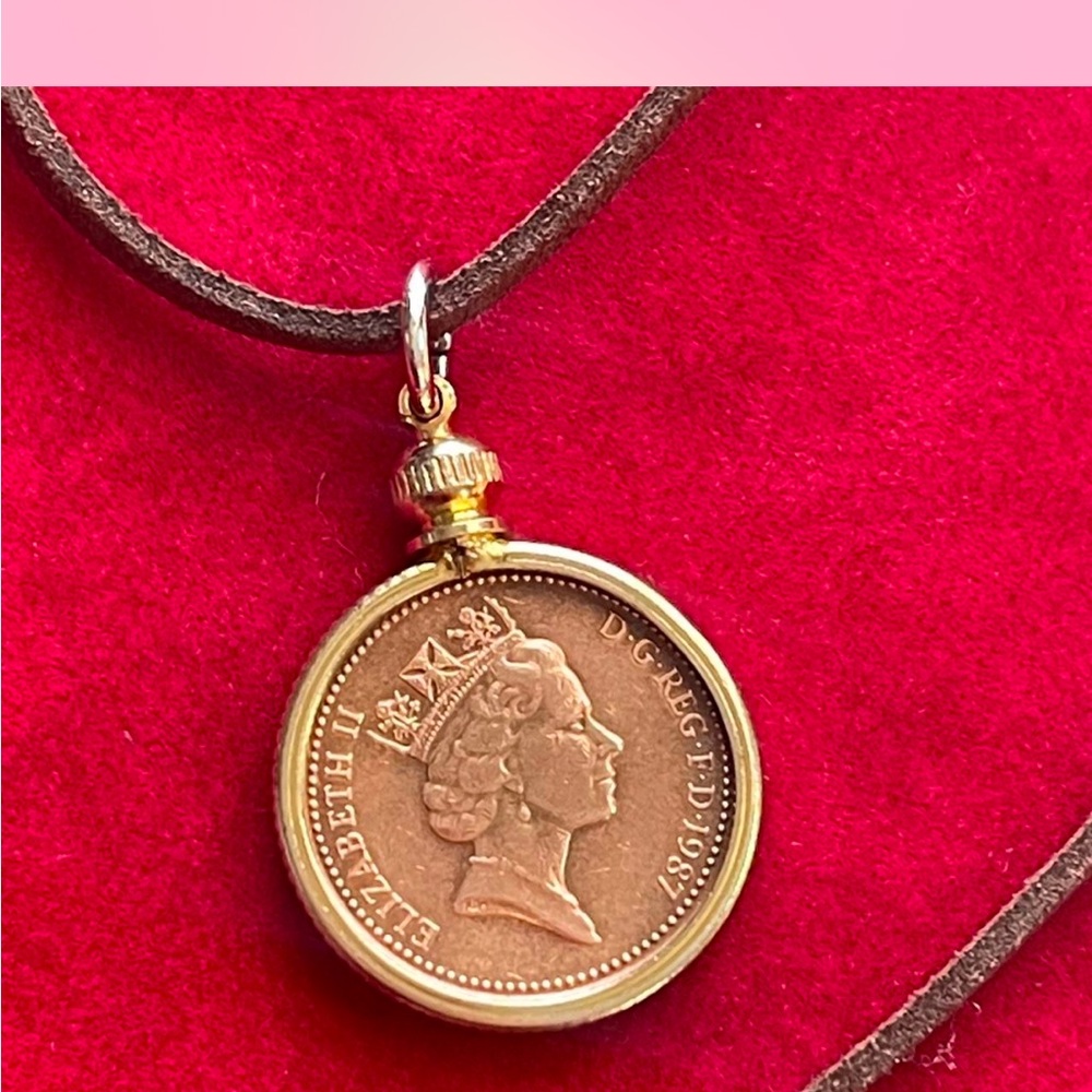 Beautiful Great Britain Coin Pendant Necklace